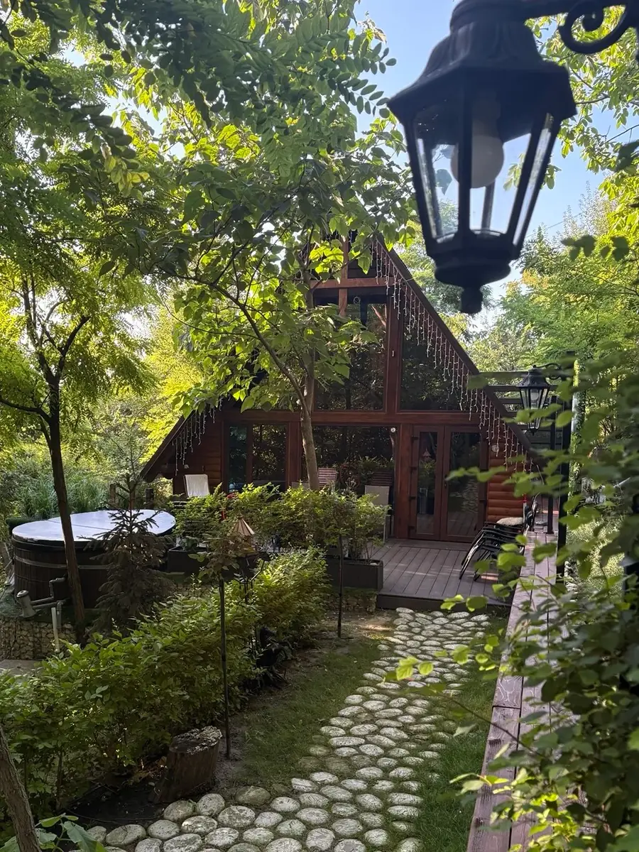 Cărare de piatră prin grădina cabanei Four Friends